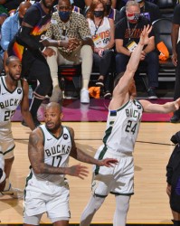  布克高效表现太阳主场轻取马刺止连败