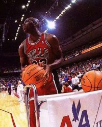  拉文三分大赛冠军手感发烫，公牛主场射落老鹰