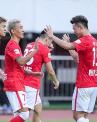  莱斯特城凭借顽强防守客场逼平争冠集团球队