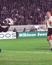  布雷斯特门将超神扑救零封巴黎  