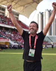  AC米兰主场溃败，球迷高呼教练下课  