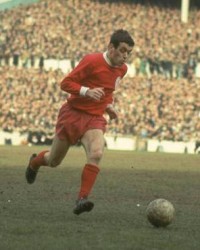  利物浦传奇告别赛场，万人致敬泪洒球场  