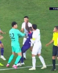  斯特拉斯堡vs尼斯爆发大规模冲突，多人染红被罚下  