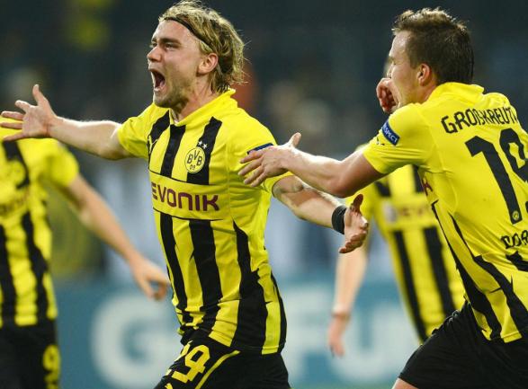  罗伊斯任意球绝杀点燃多特主场  