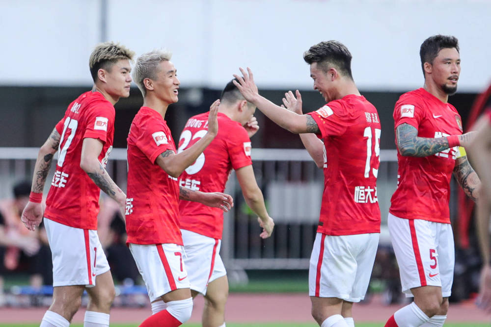  莱斯特城凭借顽强防守客场逼平争冠集团球队